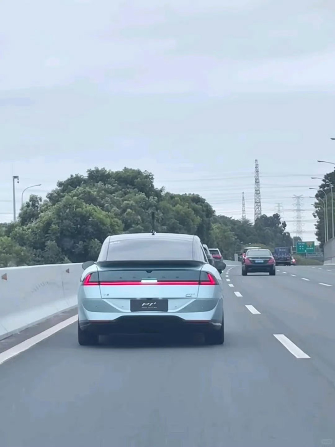 新小鹏P7+这么帅？辨识度非常高啊，到时看看要不要搞一台开一下。（图源网） 