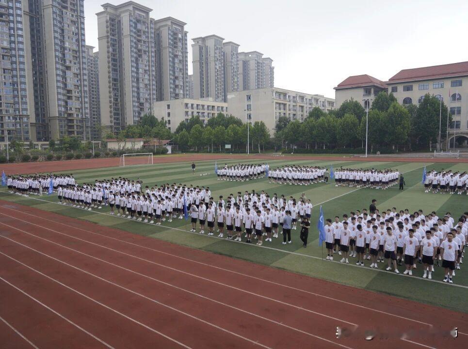 文郡洋沙湖中学2026级高一新生军训开营
     暑气未消，淬炼正当时。 8月