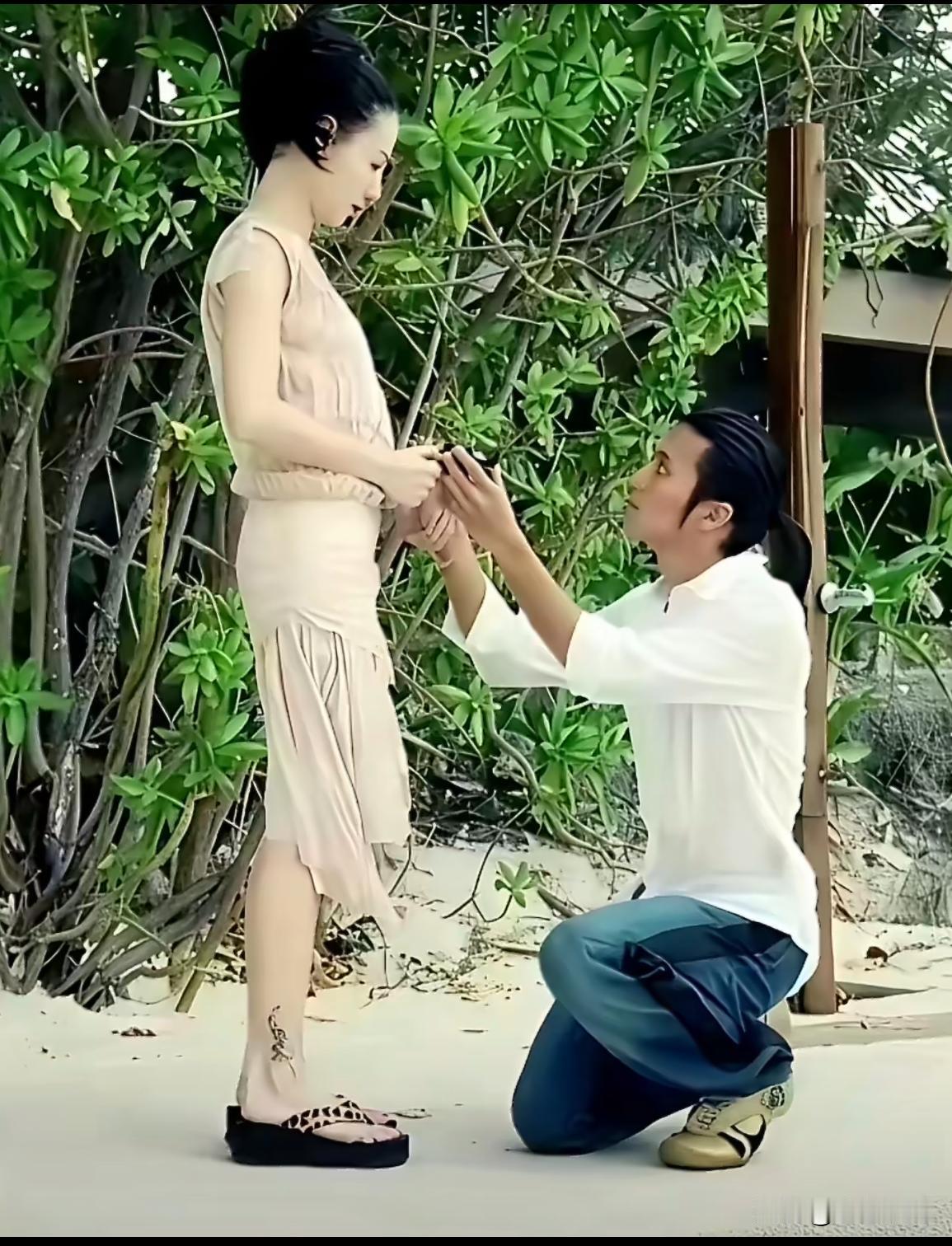 回看谢霆锋当年求婚，4克拉钻戒+漫天花海，可惜没能相守到老。
2006年谢霆锋豪