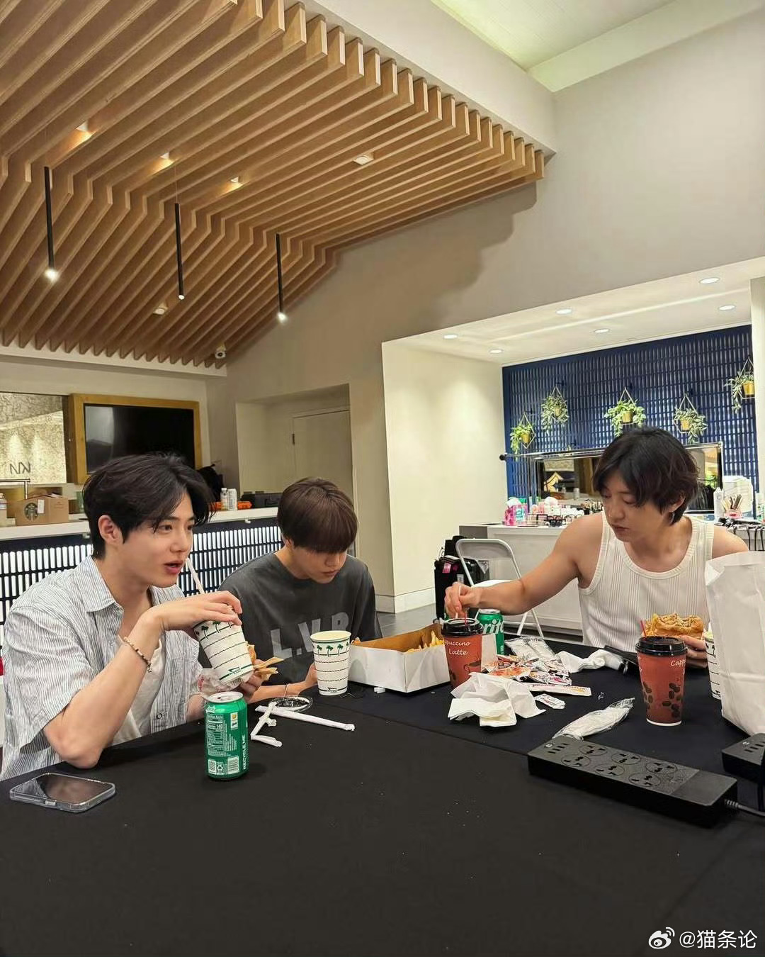 聚会会有我的位置吗，没有也没关系，我可以等，等你们觉得多一个人也不会拥挤的时候，