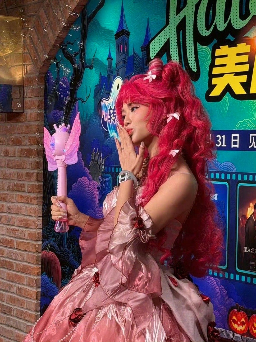 李晟江一燕李艺彤被黄英美一大跳  今晚假期中的她们 连麦直播，姐姐们看到黄英造型