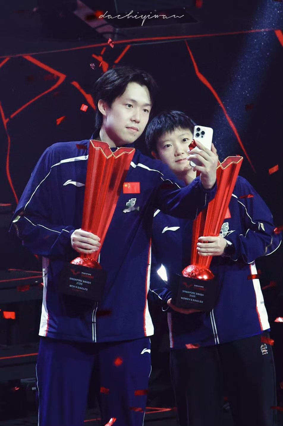 浮云卷霭，明月流光
 
赛场并肩，光影同行。孙颖莎与王楚钦，以热爱为光，以坚持为