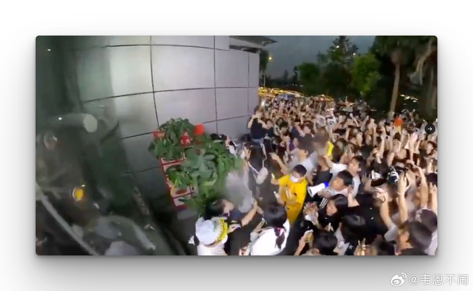 《联合早报》的评论：当“反饭圈”也开始依靠直播围堵、开盒辱骂和群体动员来壮大声势