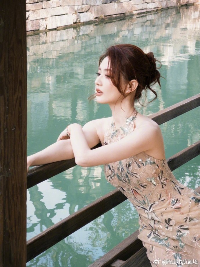 徐璐江南烟雨氛围感徐璐画中走出来的美人一袭温婉身姿立于江南景致里，徐璐自带清冷气