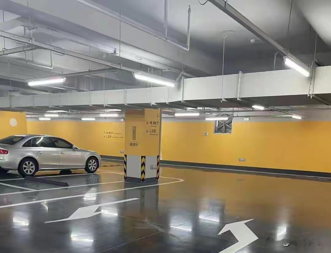 不经意间，这两天发现车库都空了一大片，之前还停得满满当当，估计好多人都提前回家过