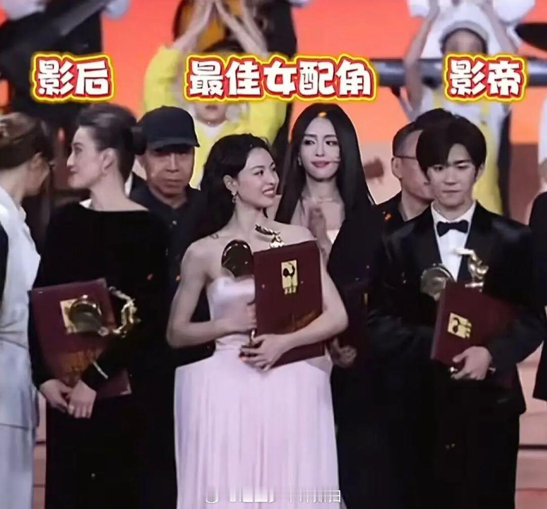 钟楚曦真的很喜欢 c 位，在颁奖典礼上她一个最佳女配站在了影帝影后中间哈哈哈哈 