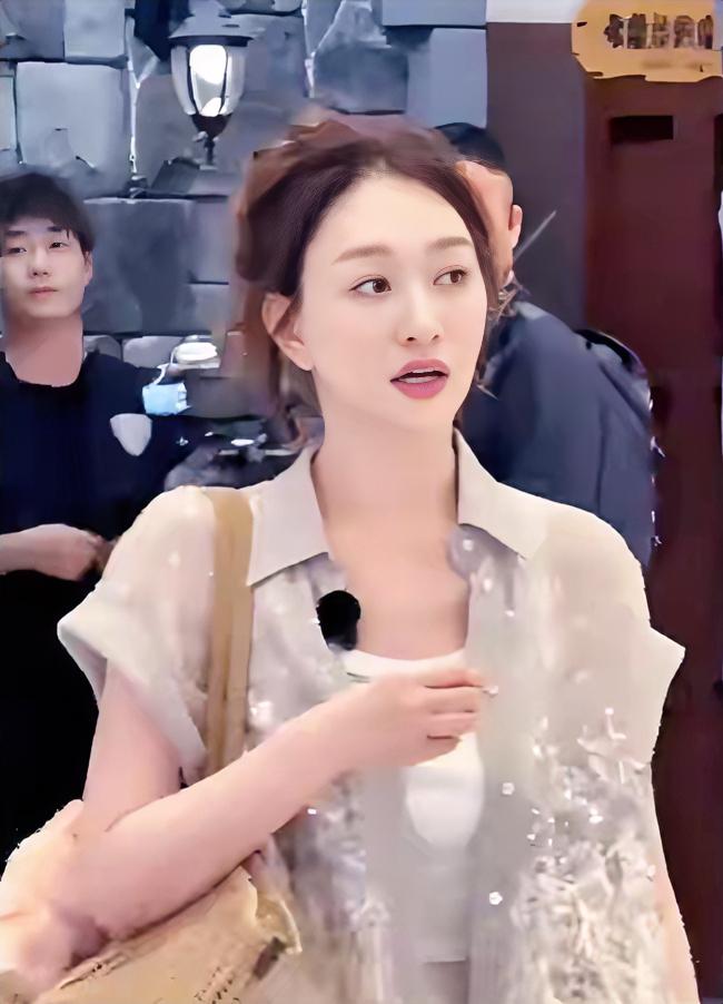 李小冉被曝与徐佳宁离婚了！
7月13日有消息曝出，实力派女演员李小冉和制片人徐佳