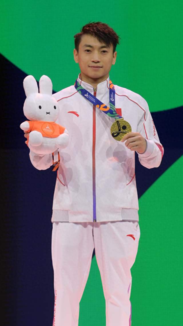 邹敬园成就体操世锦赛双杠“五冠王”