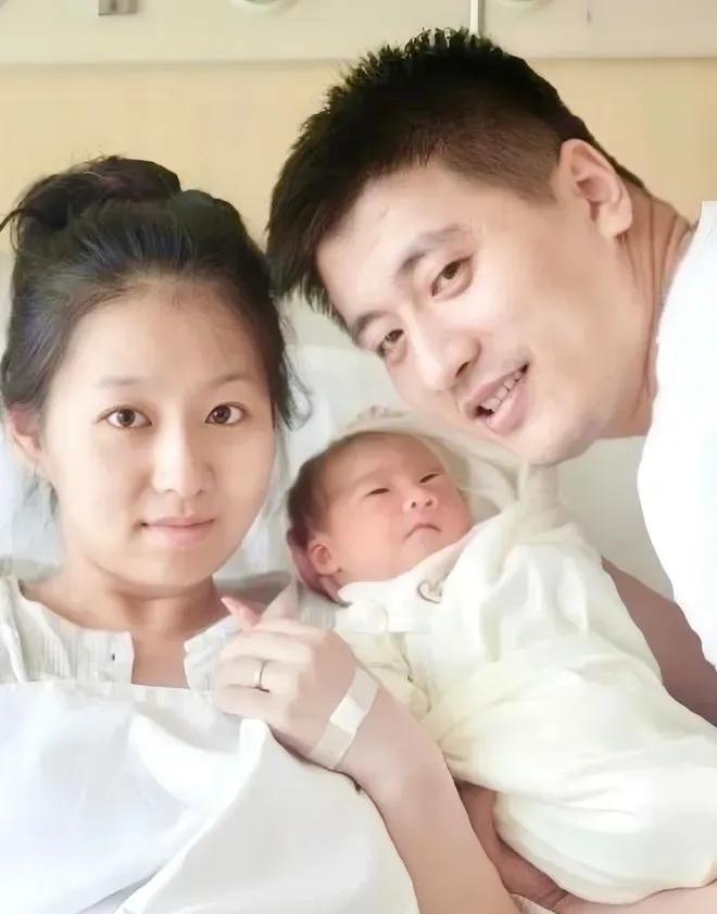 刷到张雪峰的消息时，我正在给侄女填志愿表。她指着屏幕里那个扯着嗓子讲“别学新闻”