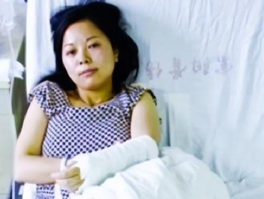 2011年，杭州2岁女童从10楼掉落，1女子徒手将她接住，女子的左臂因此断成3截