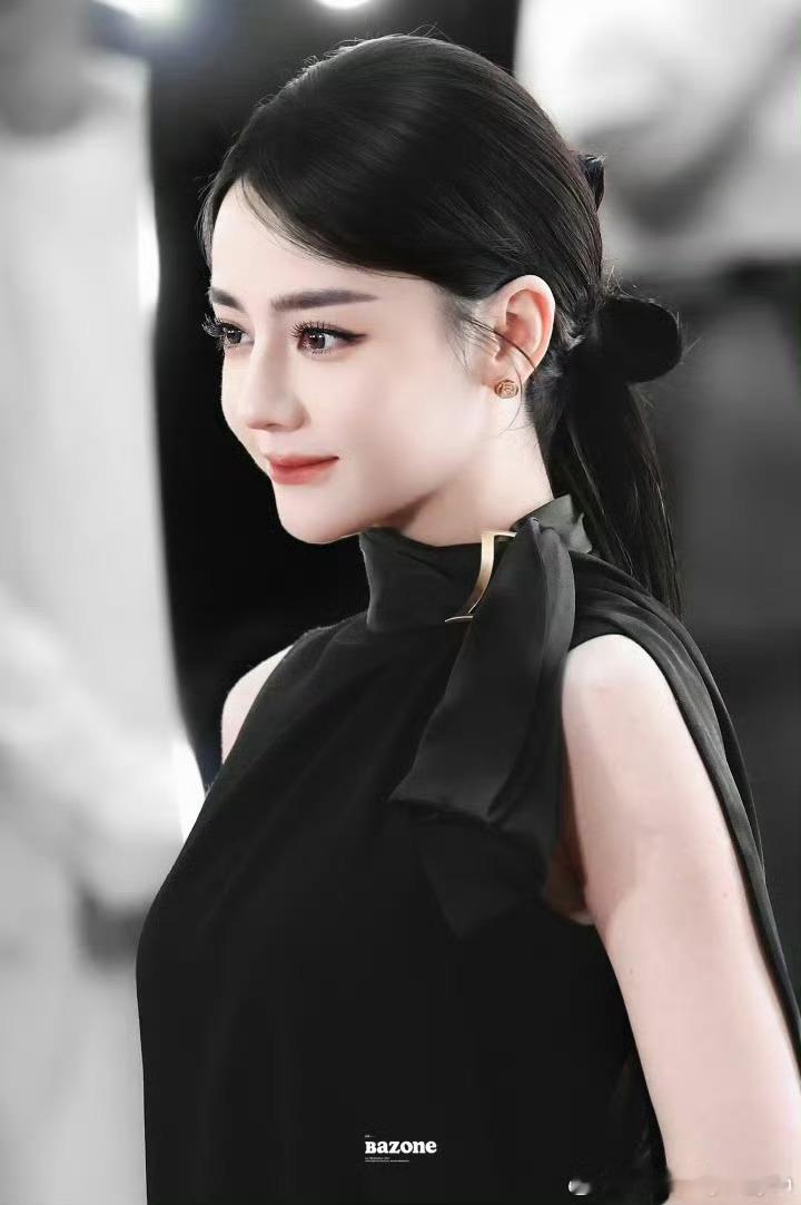 金鹤龙看迪丽热巴的眼神我女神这么美 大家很难不这样看吧