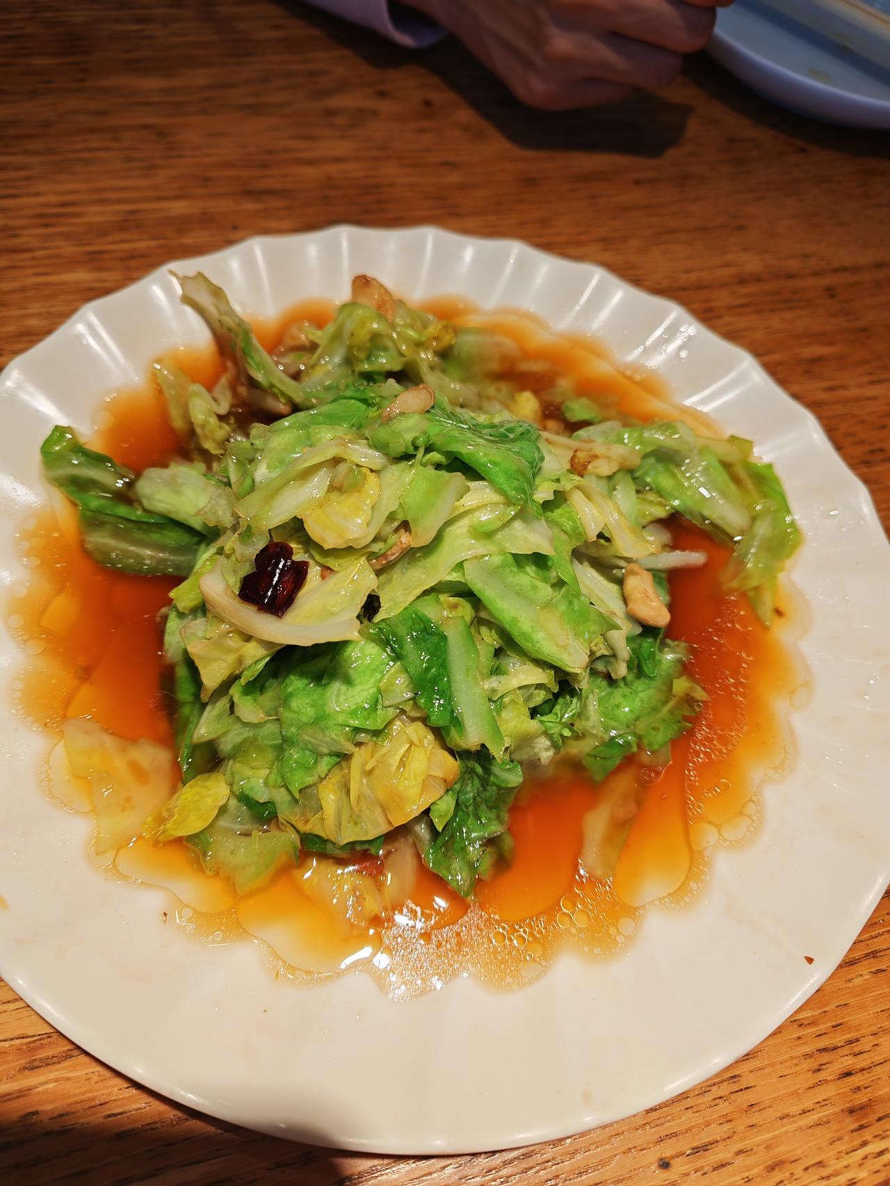 晒图笔记大赛今天和老婆出来逛街，中午点了三个菜，手撕包菜，臭豆腐和一个凉菜，今年