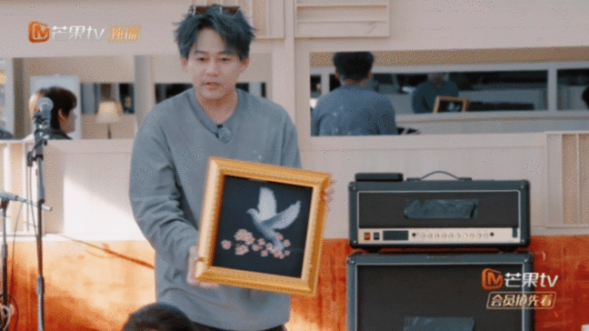 快乐老友记你是真听劝生哥弹唱《耍赖》那段直接封神！《快乐老友记》听劝改版，电子榨