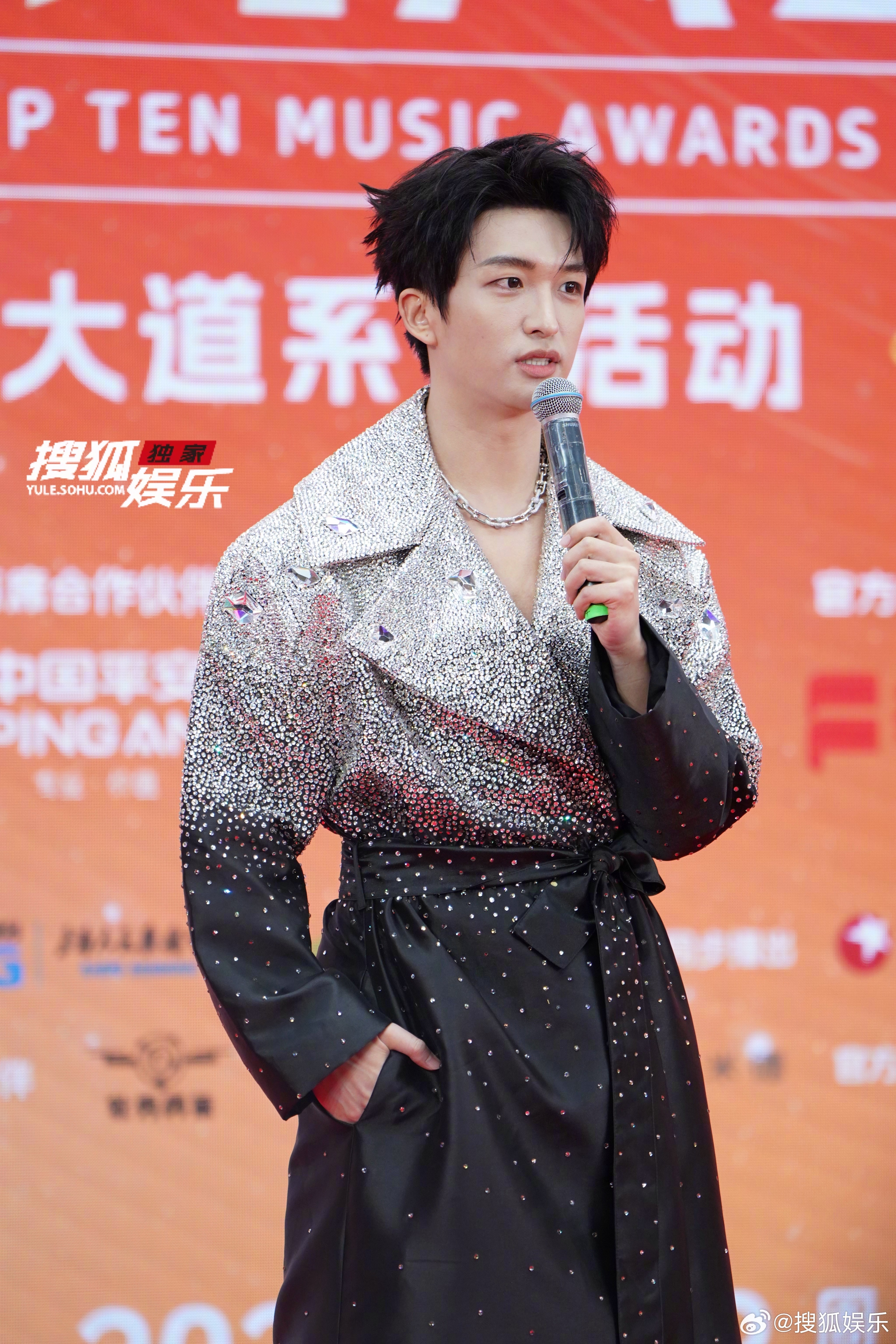 黄子弘凡把星空穿在了身上 东方风云榜 音乐盛典红毯生图🈶 ，闪亮明媚，吼帅 东