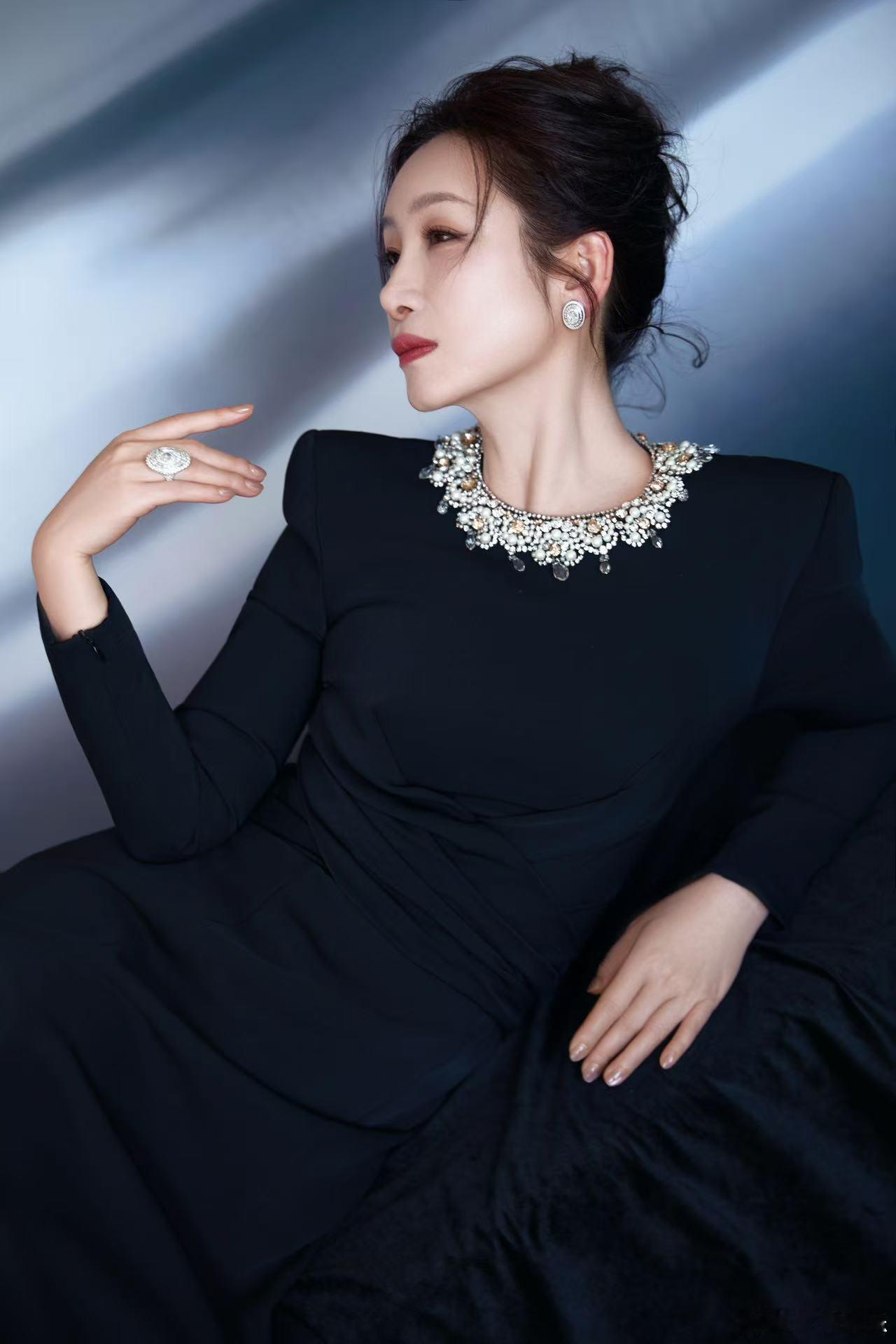 秦海璐走了两次红毯秦海璐跟着《五个失踪的少年》《生万物》两个剧组走了两次红毯，待