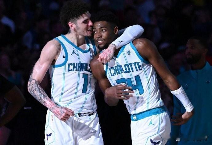 看到鲍尔的数据已经忍不住了，再看到米勒的数据直接崩了！
作为黄蜂队的当家球星，拉