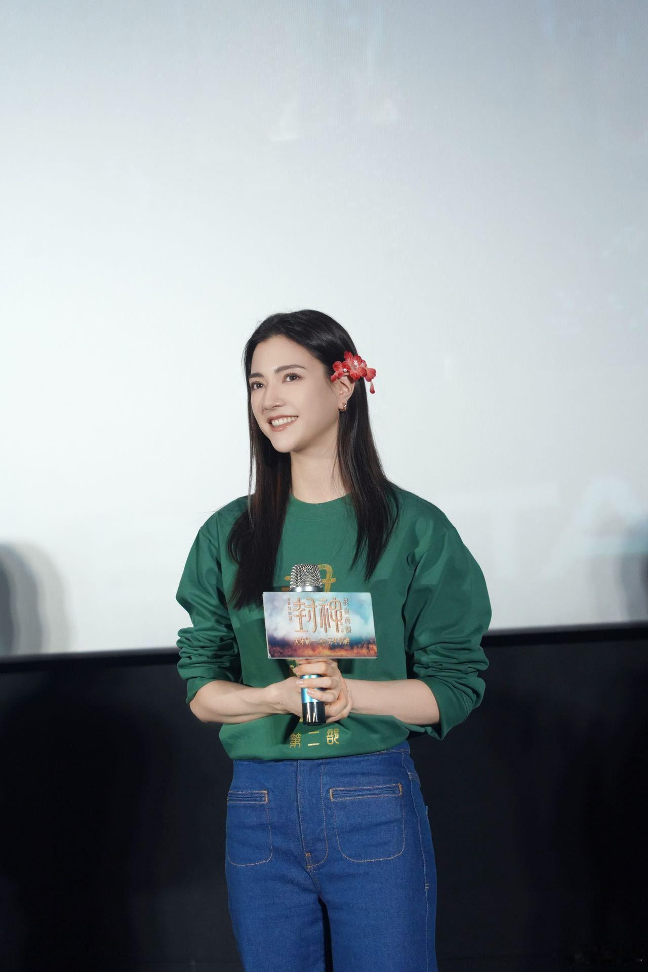 妲己娜然戴上省级非遗南京绒花  娜然在电影《封神》宣传现场佩戴南京绒花，这份来自