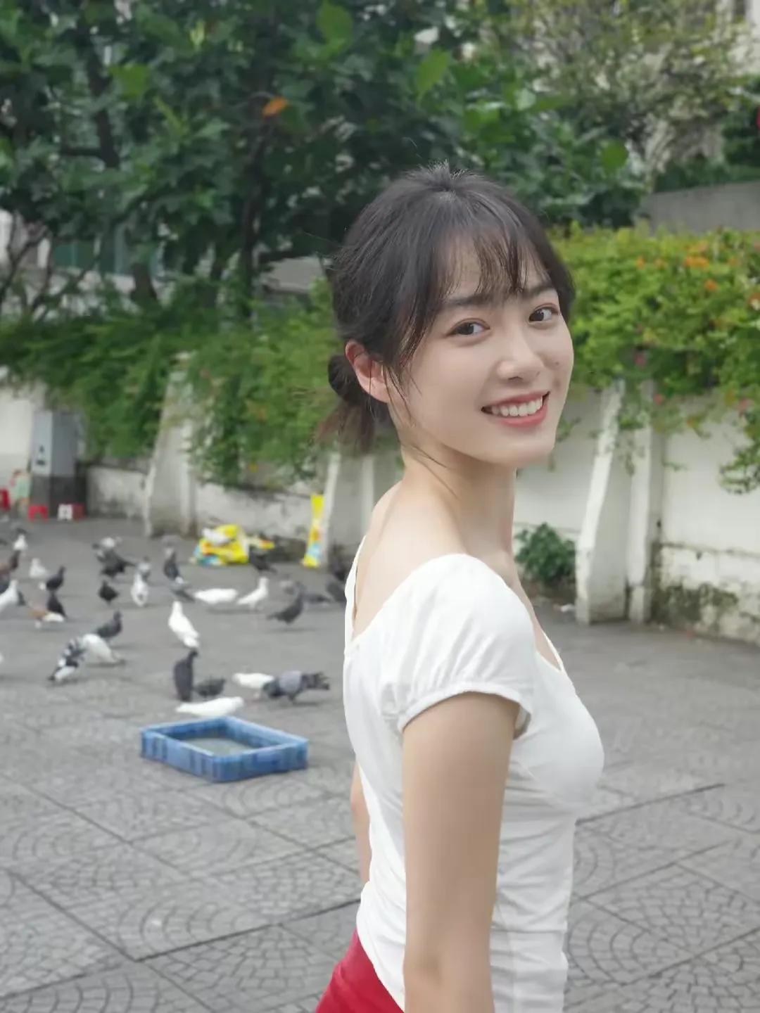 清纯的美女，绝对素颜，真正的美女，白色体恤，白白净净