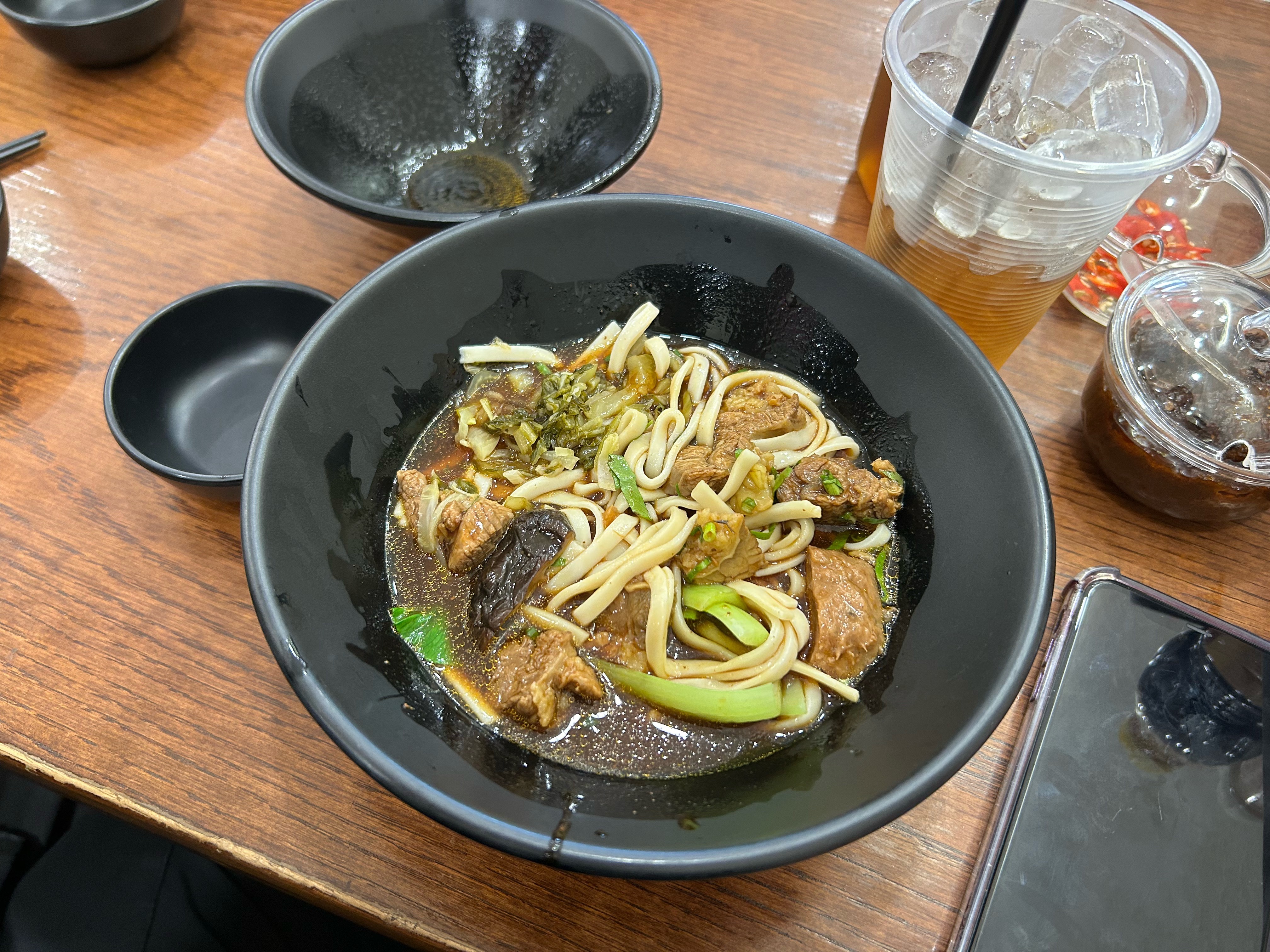 今天在越南中午吃一碗四川麻辣牛肉面，大家猜一下多少钱，看看谁猜的准[并不简单] 