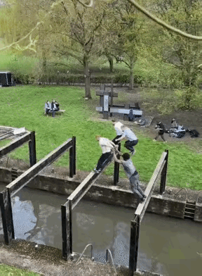 图一：到底是怎么掉下去的呢？看了好几遍都没有看清楚是怎么掉下去的。
图二：她们在