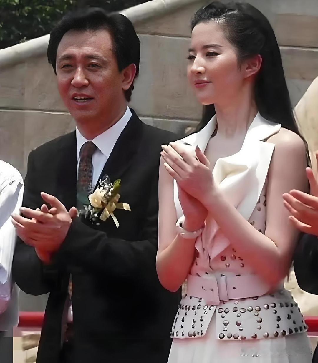真是有钱能使鬼推磨啊
许老板能请来神仙姐姐撑场面
得出多少RMB
美人才给他这个