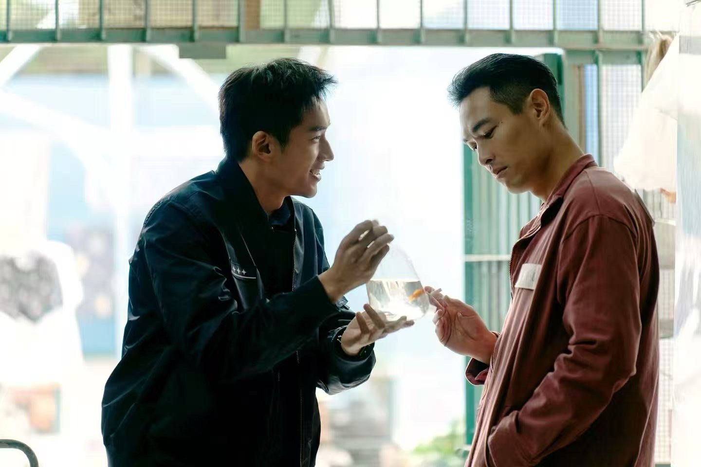 演技封神！ 里吉娃娃亦痞亦暖，捉弄阿耀误按警铃笑到腹肌痛，帮同事解围时又气场全开