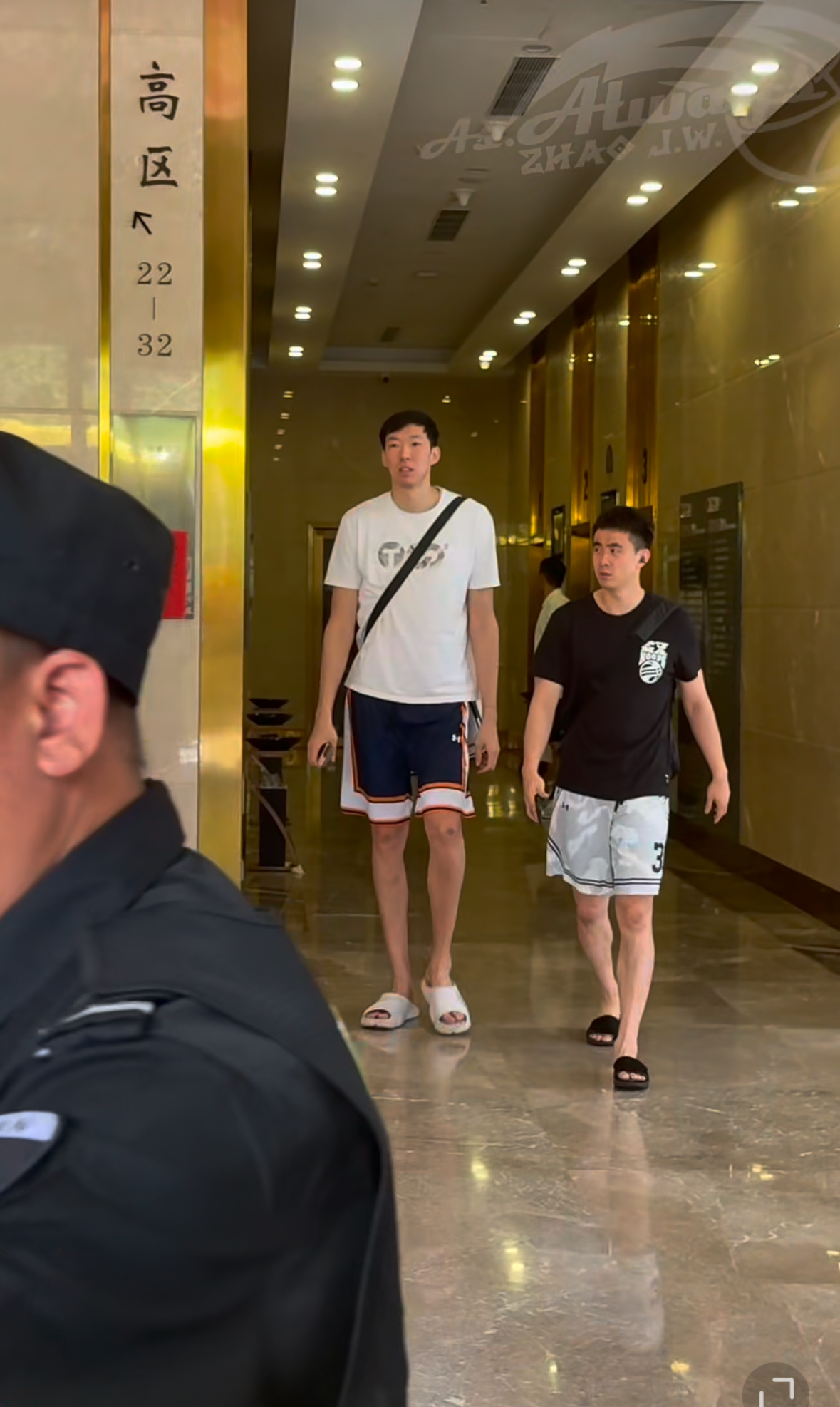 继伟和周琦一起出发去球馆感情还是好啊，意难平啊下午三点，全运会男篮辽宁对四川全运