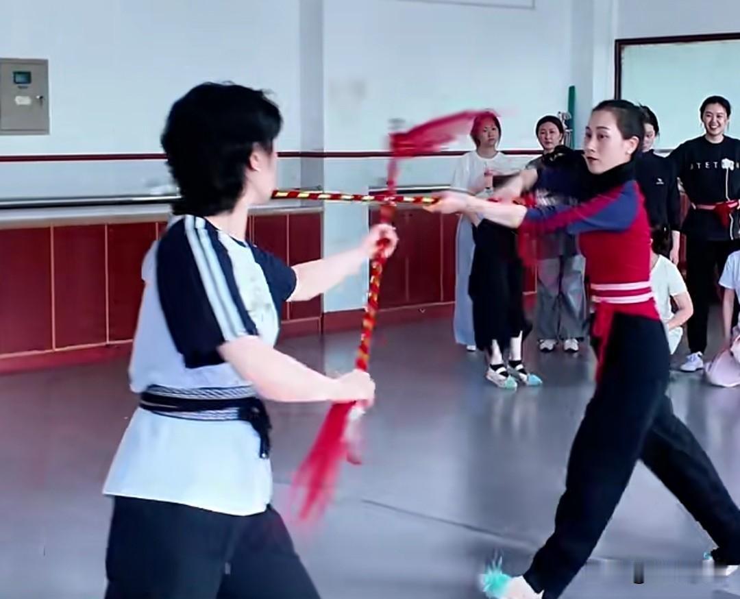 全新创作的越剧《女班》即将迎来首演。排练场上，张宇峰和陈梦薇苦练武功，动作干净利