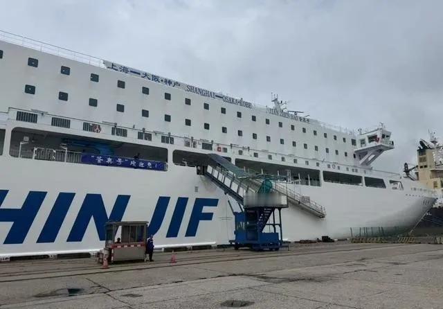 日本最近遇到两件事，让东京那边挺头疼的。一个是上海到大阪、神户的客滚船暂停了客运