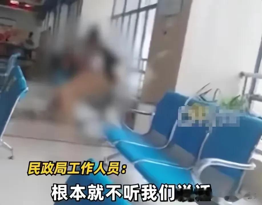 昨天我看到一条信息，江苏一男子在办离婚时在民政局暴打老婆，拉都拉不住。
    