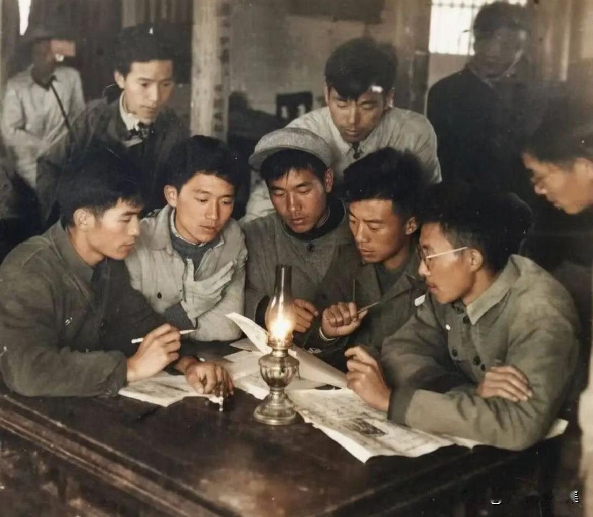 余安东老师与同济大学师生在高校农场劳动锻炼期间，晚上在宿舍朗读《豹子湾的战斗》的