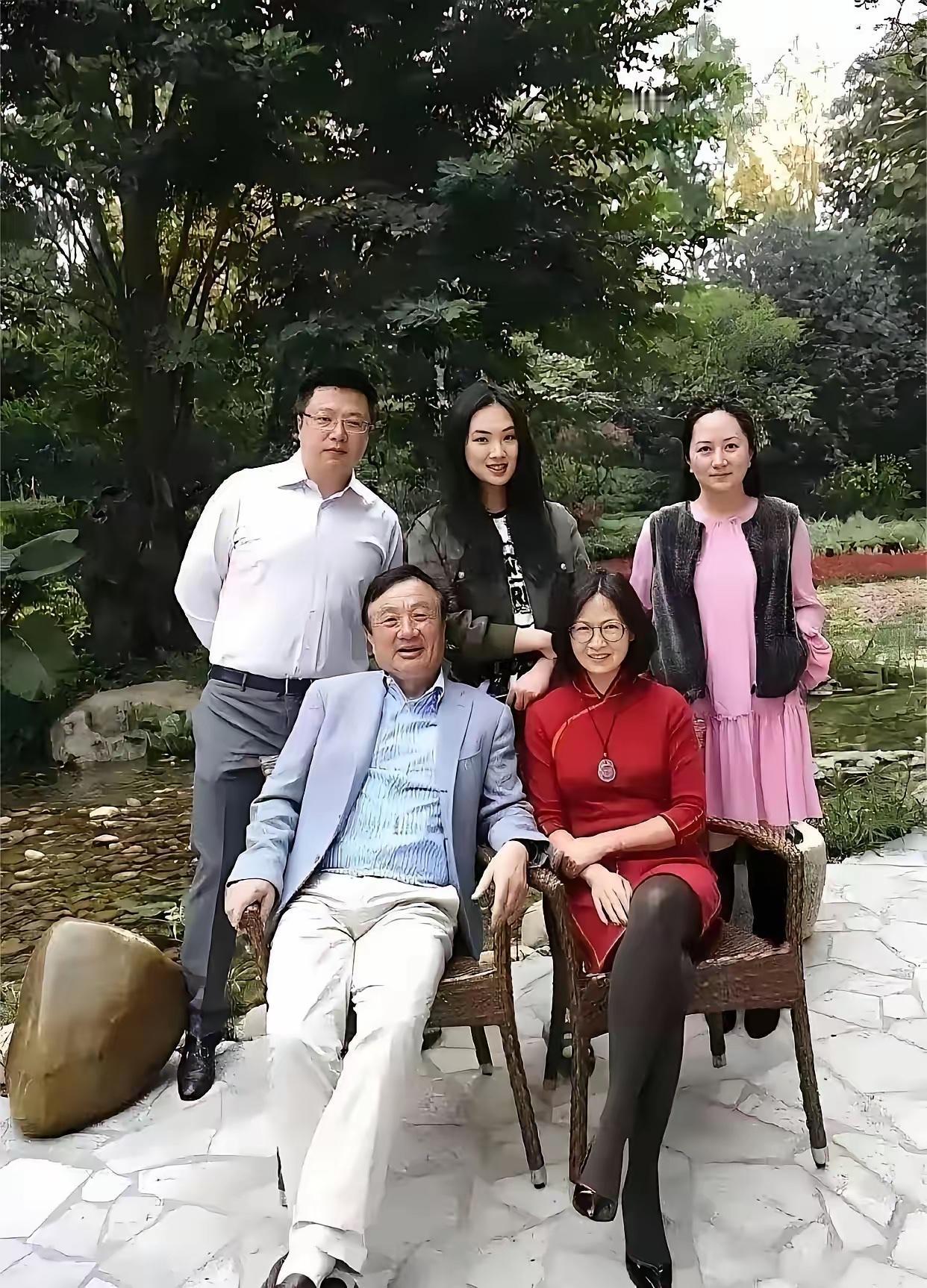 任正非一家五口合影！个个都是美女帅哥！个个都是人才！前排坐着的是任正非和妻子姚凌
