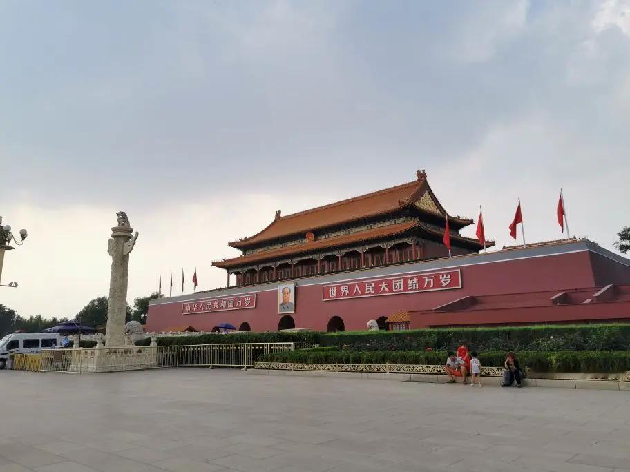 你要写北京，不只是写北京。
 不要只写六朝古都的盛名，不写千年帝都的光环，不写世