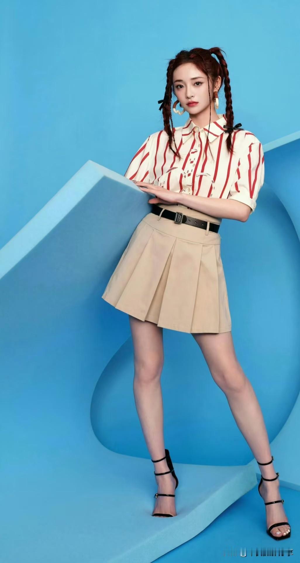 气质女神：周洁琼
1998年12月16日出生于浙江省台州市，毕业于首尔表演艺术高