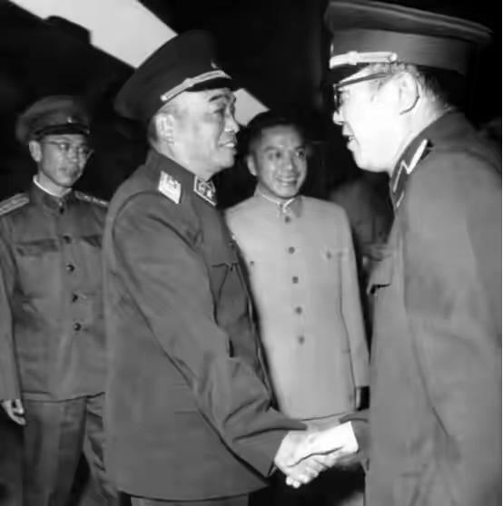 黄克诚大将评价彭老总说：“性格刚强，遇事不能容忍，不大适应社会的复杂性，水至清则