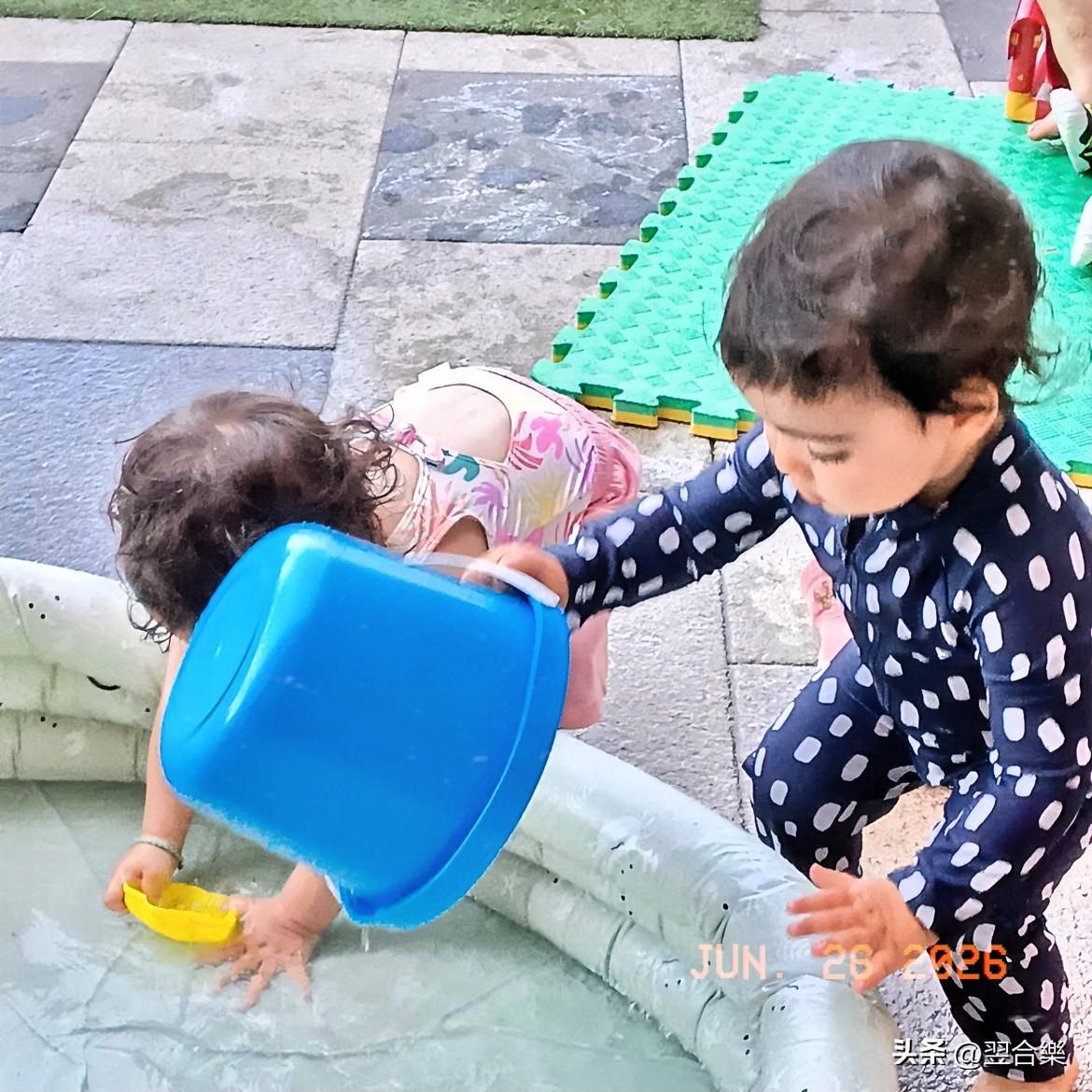 这两日，伦敦气温飙升至35度。宝宝在幼儿园通过玩水来降温，就是用一个超大的充气塑