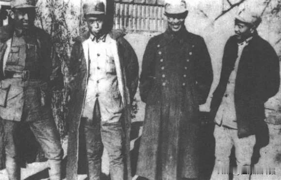1938年春，八路军第一二九师与冀南地方党组织领导人共同开创平原抗日根据地的合影