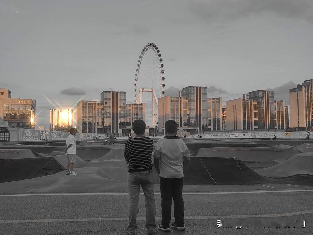 上班20年才发现，单位里最让人羡慕的，根本不是领导。

而是那些四五十岁、临近退