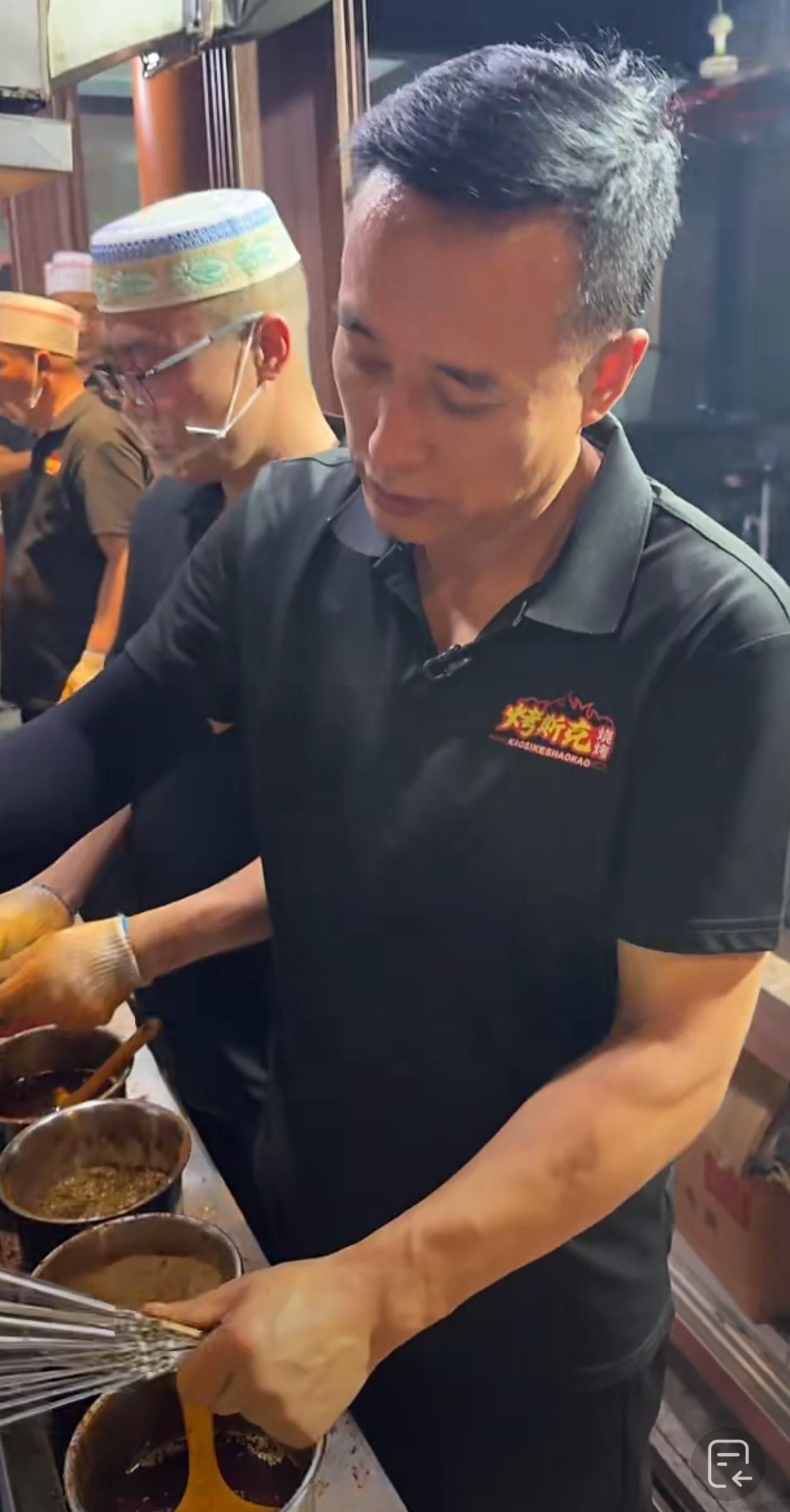 不得了啦，“马斯克”居然卖起了烧烤！现场人头攒动，直播间也有好几千人。这位酷似马