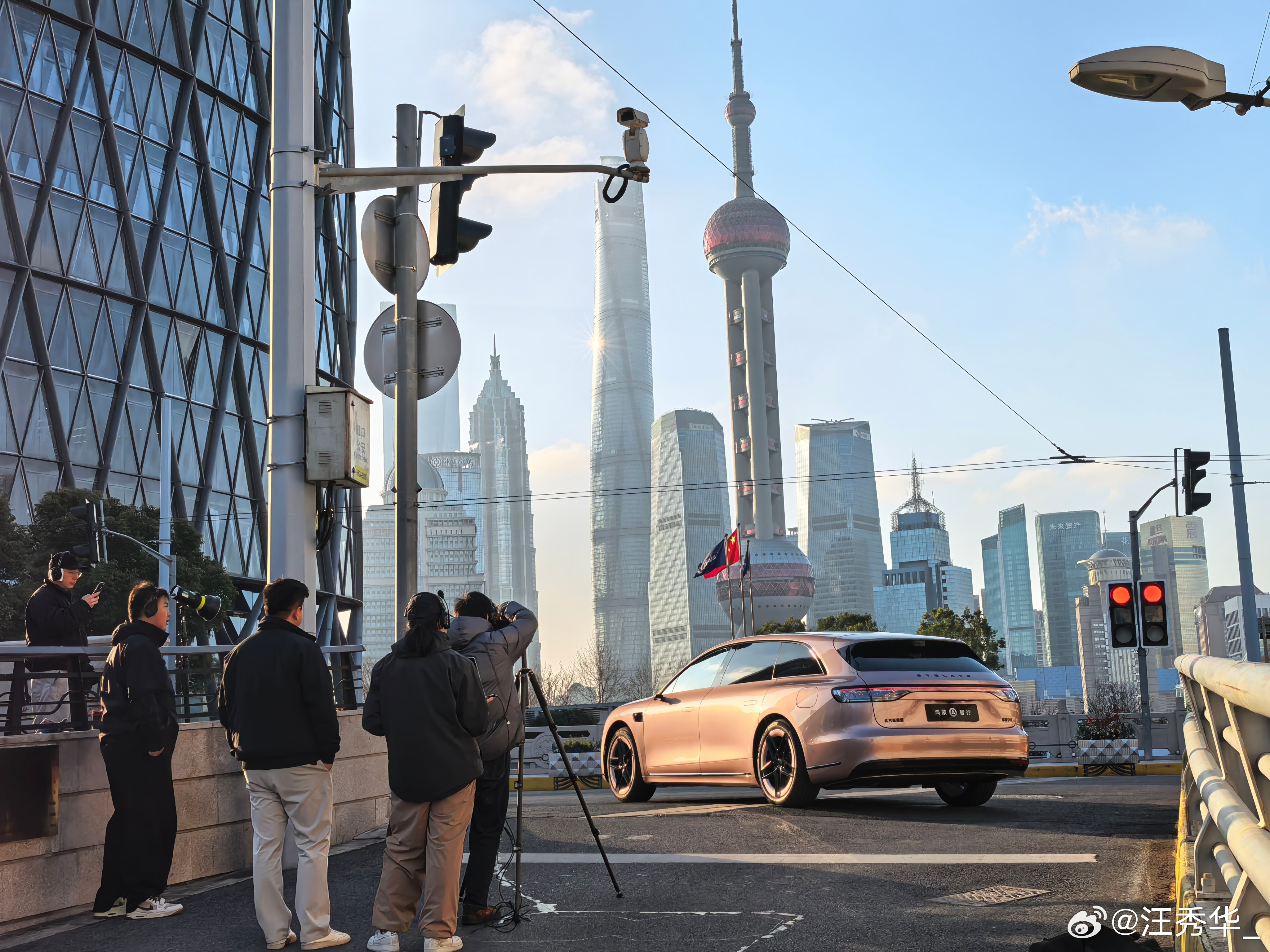 享界S9T粉色实车曝光上海的春天真的太适合粉色了，这次看到粉色实车，温柔又有质感