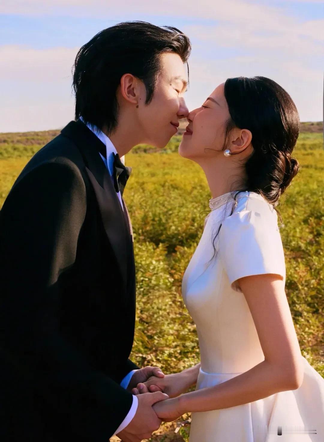 白举纲敦煌补办婚礼！领证4年才办仪式，公开素人妻子正脸！


9月17日，白举纲
