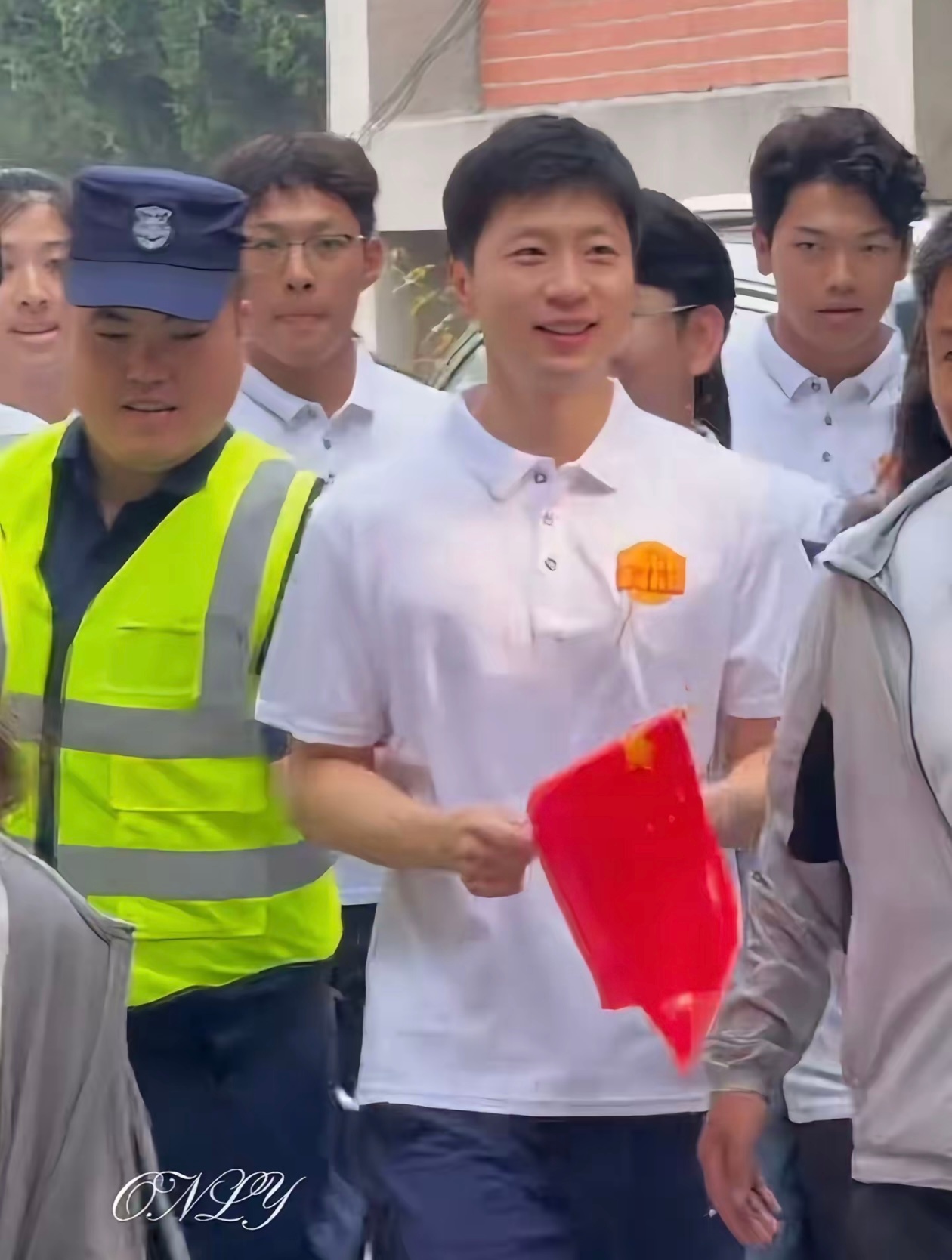 不用请假回家因为在本地上学，不用谈对象因为孩子都上小学了，更不担心毕业就业方向反