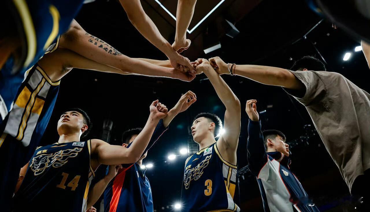 广东男篮今天正式发售了CBA季后赛对阵广州男篮的第三场抢2大战的比赛球票，相比第