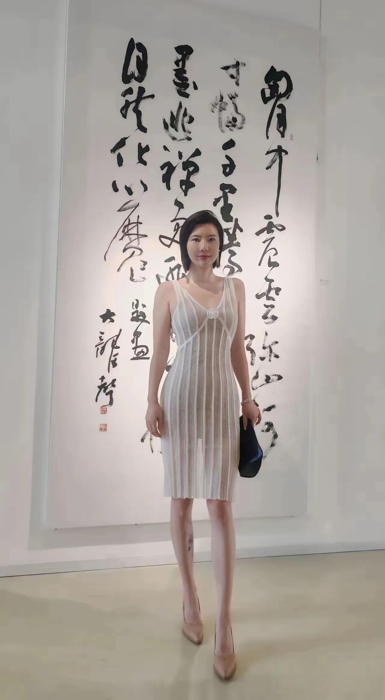 来来来，快来看这幅画，快来看这幅字。
是不是写的好，是不是笔锋老道？
有人挡道，