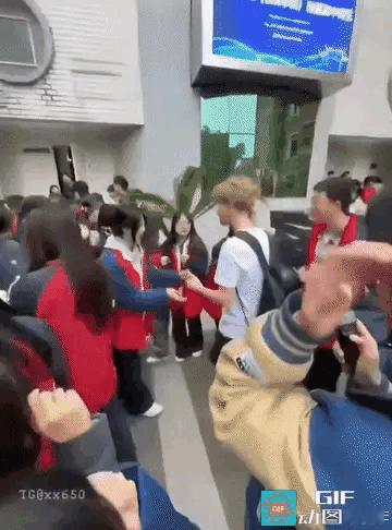 一段校园视频。

外籍男生到访，女生排长队，握手，合影。挤破头，往前凑。像粉丝见