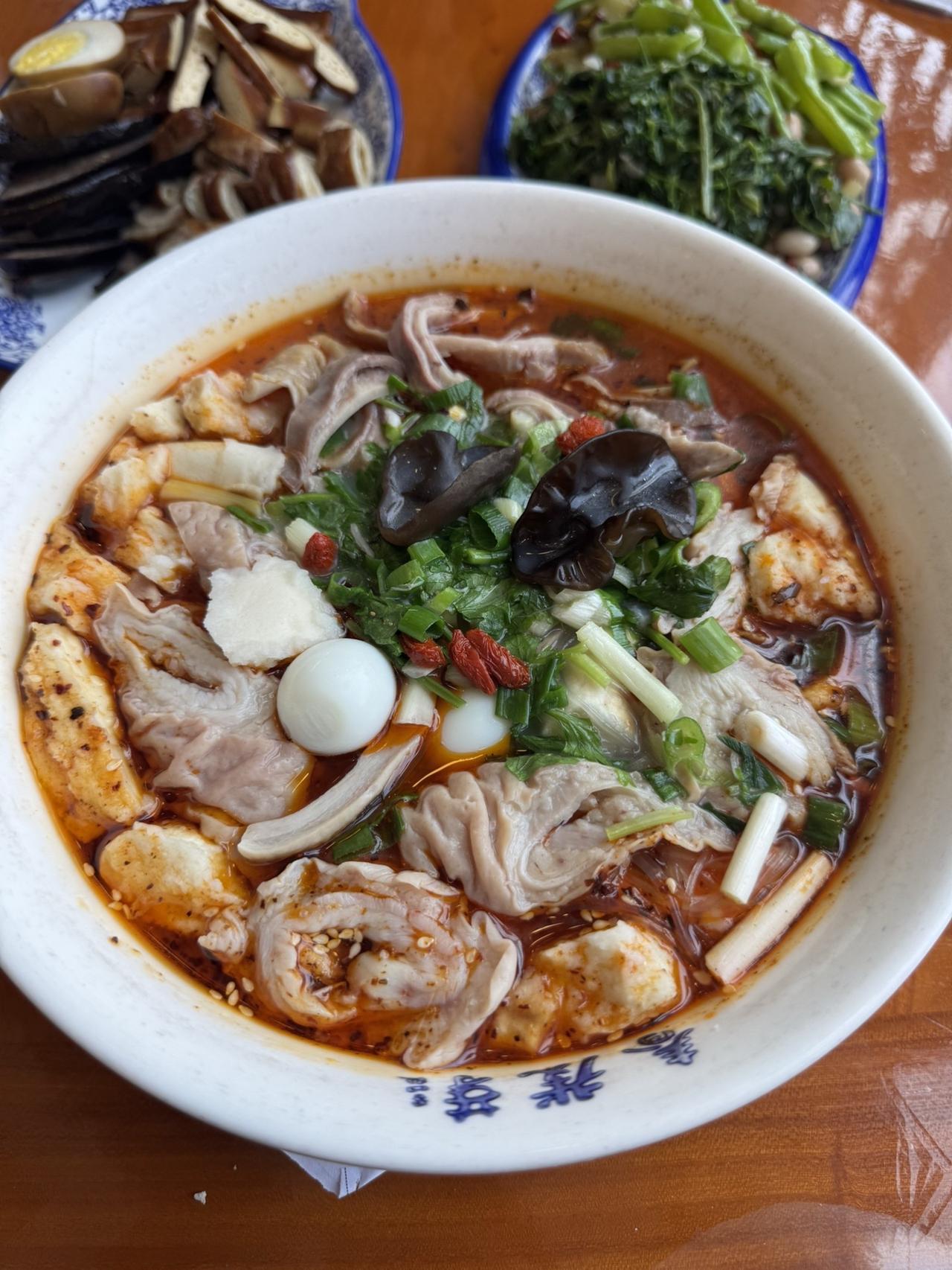 在很多老西安的心中，葫芦头的地位甚至是超过羊肉泡馍凉皮肉夹馍的，我希望所有来西安