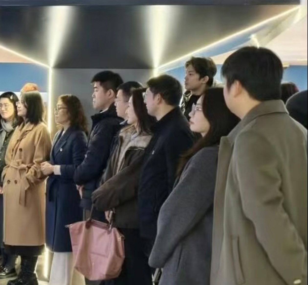 小顺顺跟其他人仿佛不在一个图层 