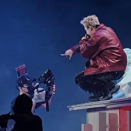 汪苏泷演唱会专属提词器汪苏泷演唱会摄影师头顶歌词汪苏泷在高台上唱歌，对面摄影师把