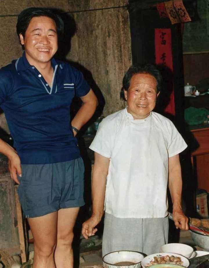 当年莫言笑得好可爱，都说爱笑的人运气不会差，后来的他果真走好运了。 ​​​