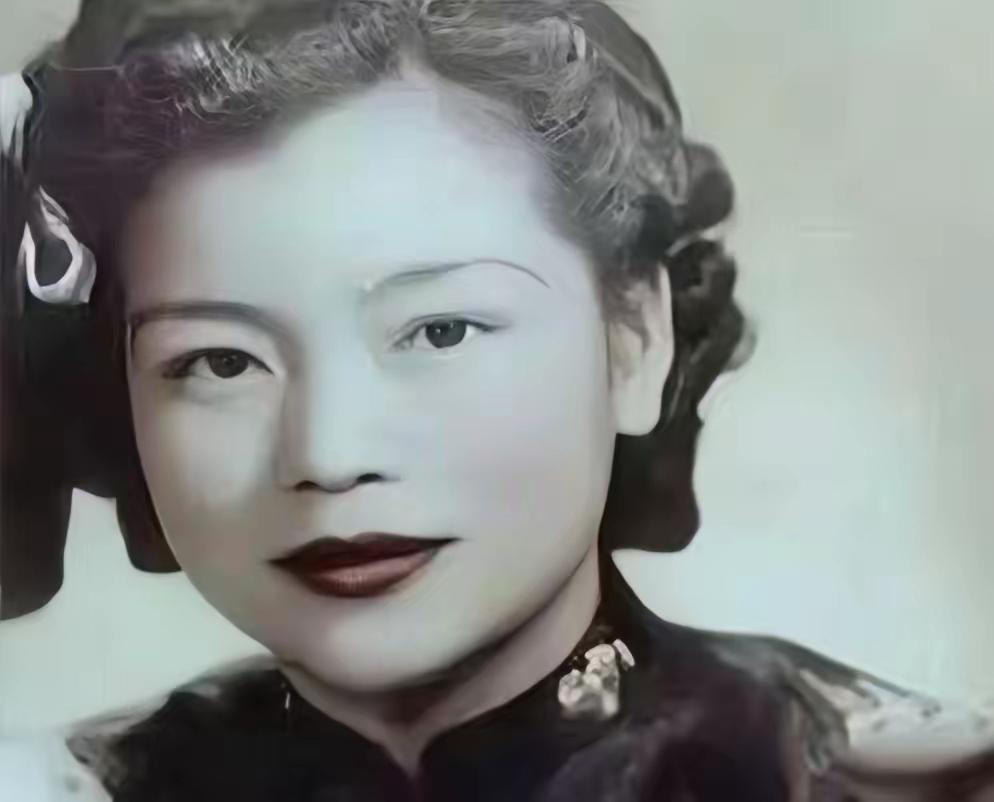 1976年，一位白发老妇纵身跳入北京护城河，打捞后人们才知，她是国民党将领黄维的